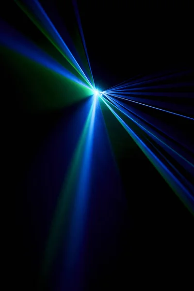 Lazer ışını bir siyah arka plan üzerinde mavi 
