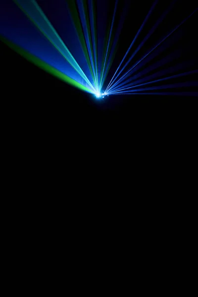 Лазерный луч синий на черном фоне — стоковое фото