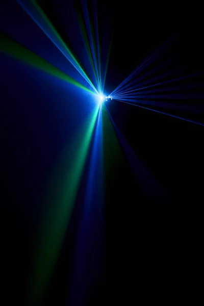 Feixe laser azul sobre um fundo preto — Fotografia de Stock