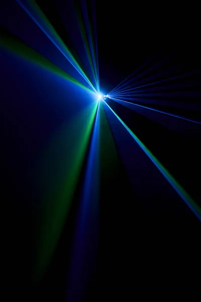 Lazer ışını bir siyah arka plan üzerinde mavi 