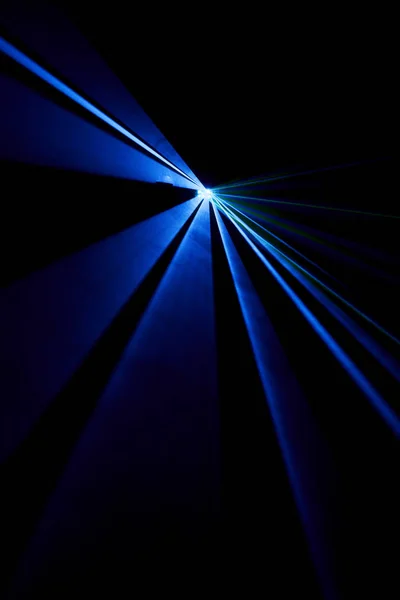 Fascio laser blu su sfondo nero — Foto Stock