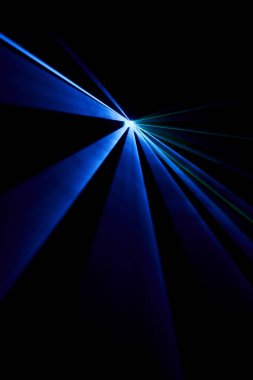 Lazer ışını bir siyah arka plan üzerinde mavi 