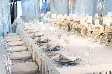 Ziyafet masa dekor. Mumlar vazo ve çiçekler