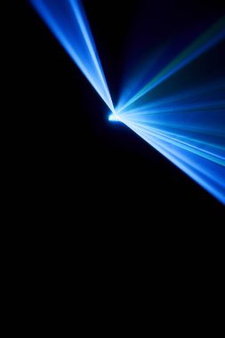 Lazer ışını bir siyah arka plan üzerinde mavi 