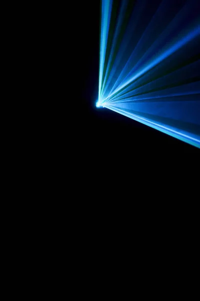 Laserstrålen blå på svart bakgrund — Stockfoto