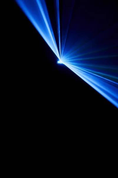 Лазерний промінь синій на чорному фоні — стокове фото