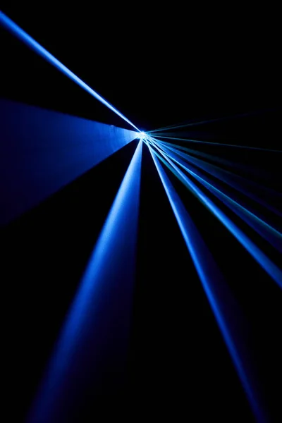 Лазерный луч синий на черном фоне — стоковое фото