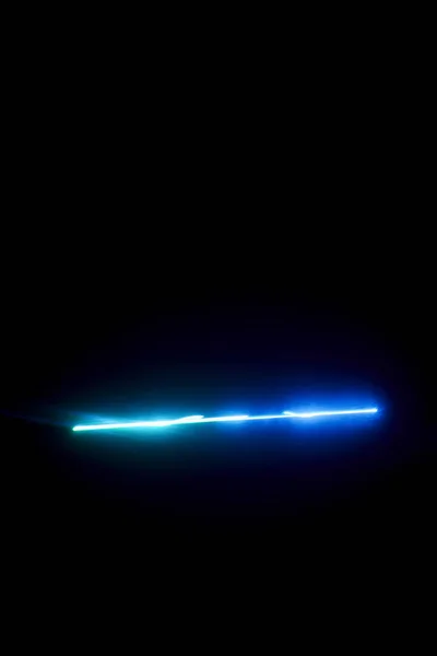 Rayon laser bleu sur fond noir — Photo