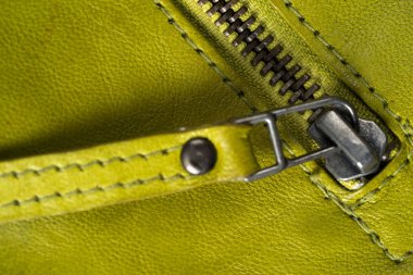 Yeşil deri ceket fermuarlar. Deri ceket makro ayrıntılar. Ceket fermuarlar ve cepler