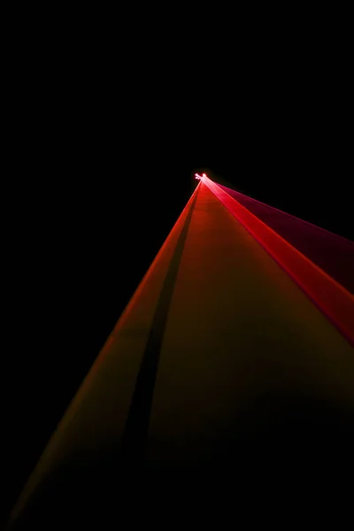 黒の背景に赤いレーザービーム — ストック写真