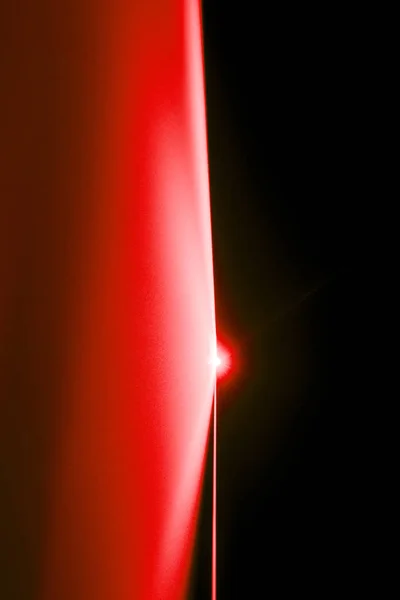 Lazer ışını bir siyah arka plan üzerinde kırmızı 