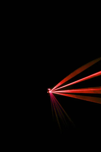 Feixe laser vermelho sobre um fundo preto — Fotografia de Stock