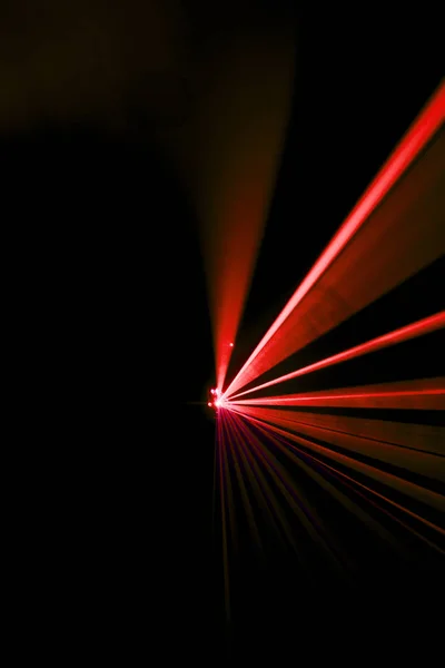 Feixe laser vermelho sobre um fundo preto — Fotografia de Stock