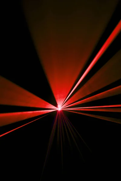 Lazer ışını bir siyah arka plan üzerinde kırmızı 