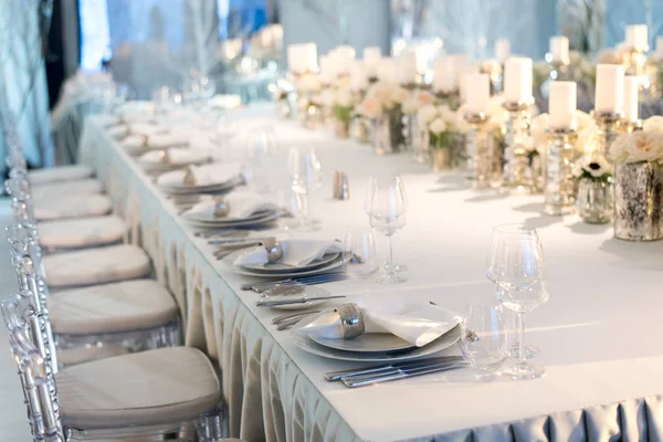 Decoração de mesa de banquete. Velas em vasos e flores — Fotografia de Stock