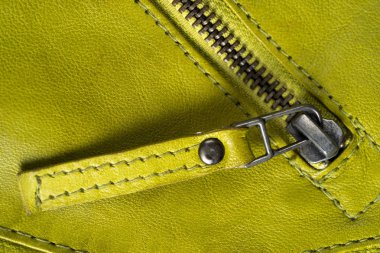 Lazer ışını bir siyah arka plan üzerinde kırmızı 