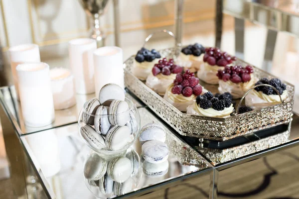 Barra de doces. Bolos com bagas frescas. Macaroons. — Fotografia de Stock