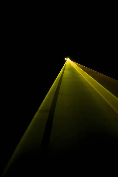 Лазерный луч желтый на черном фоне — стоковое фото