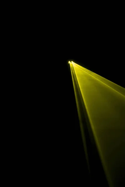 黒の背景に黄色のレーザービーム — ストック写真