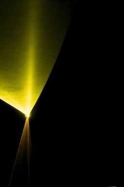 Lazer ışını bir siyah arka plan üzerine sarı 