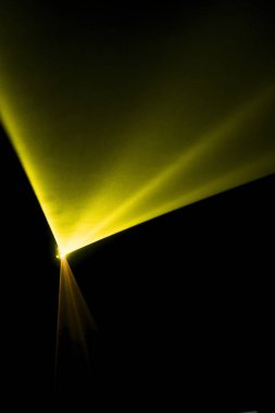 Lazer ışını bir siyah arka plan üzerine sarı 