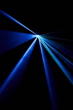 Lazer ışını bir siyah arka plan üzerinde mavi 