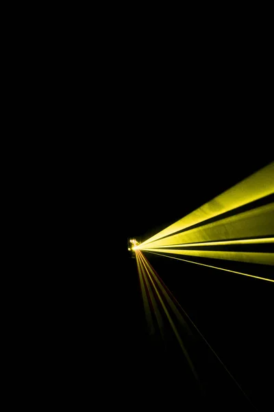 Fascio laser giallo su sfondo nero — Foto Stock