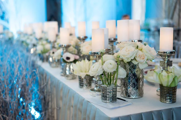 Decoração de casamento. Velas em candelabro e rosas. Fundo azul — Fotografia de Stock