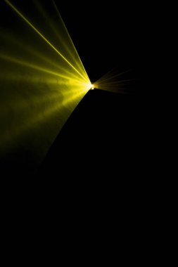 Lazer ışını bir siyah arka plan üzerine sarı 