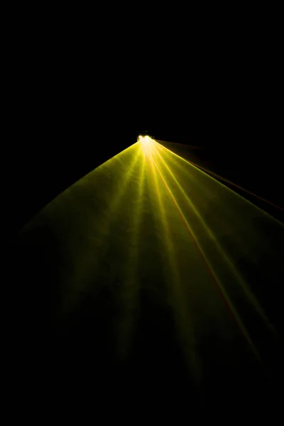 Laserstrålen gult på svart bakgrund — Stockfoto