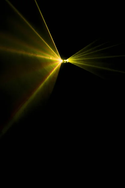 Rayo láser amarillo sobre fondo negro —  Fotos de Stock