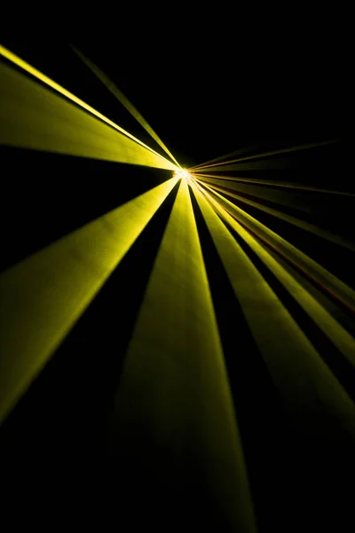 검은색에 노란색 레이저 빔 — 스톡 사진