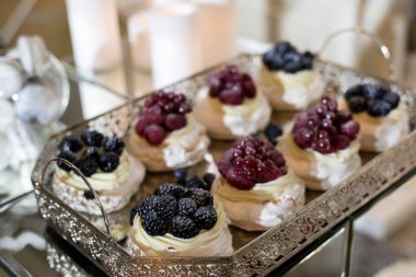 Çikolata. Taze çilek ile cupcakes. Bademli kurabiye