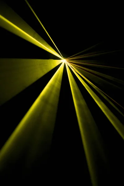 Fascio laser giallo su sfondo nero — Foto Stock