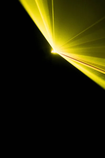 Fascio laser giallo su sfondo nero — Foto Stock