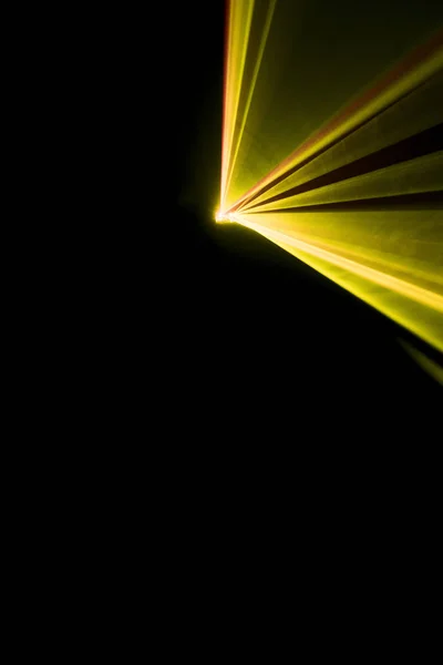 Fascio laser giallo su sfondo nero — Foto Stock