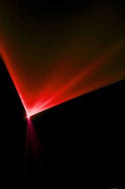 Lazer ışını bir siyah arka plan üzerinde kırmızı 
