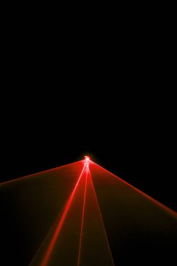 Lazer ışını bir siyah arka plan üzerinde kırmızı 