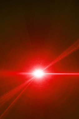 Lazer ışını bir siyah arka plan üzerinde kırmızı 