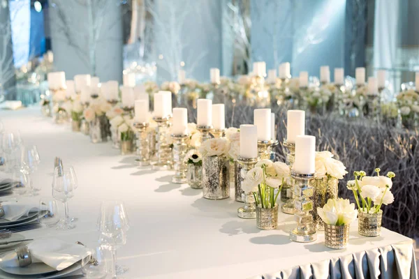 Decoração de mesa de banquete. Velas em vasos e flores — Fotografia de Stock