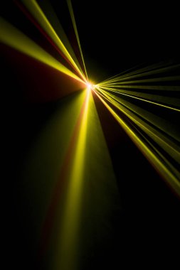 Lazer ışını bir siyah arka plan üzerine sarı 