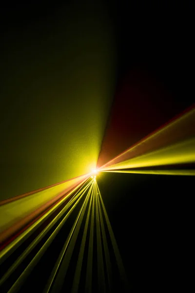 Lazer ışını bir siyah arka plan üzerine sarı — Stok fotoğraf