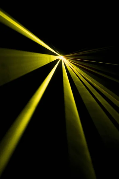 Fascio laser giallo su sfondo nero — Foto Stock