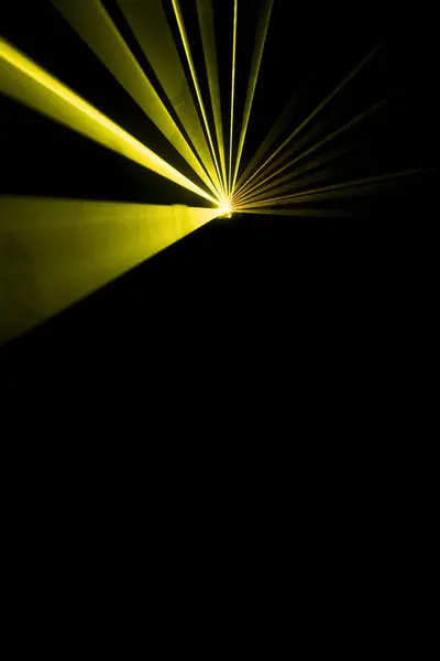 Лазерный луч желтый на черном фоне — стоковое фото