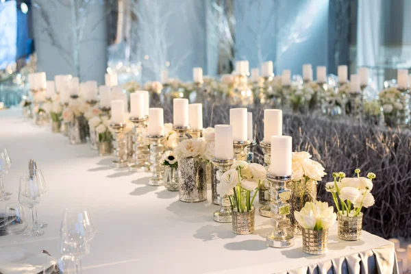 Decoração de mesa de banquete. Velas em vasos e flores — Fotografia de Stock