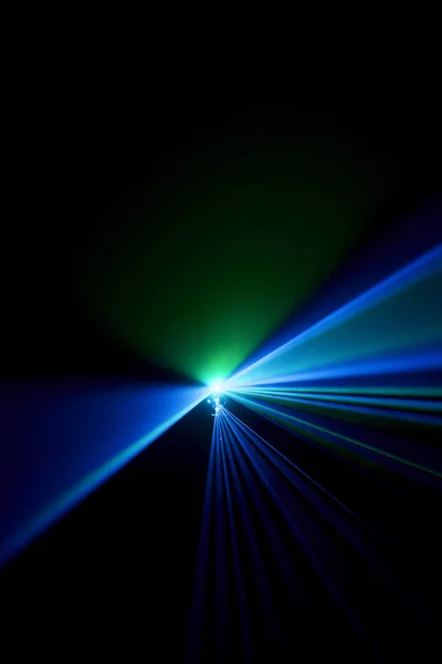 Feixe laser azul sobre um fundo preto — Fotografia de Stock