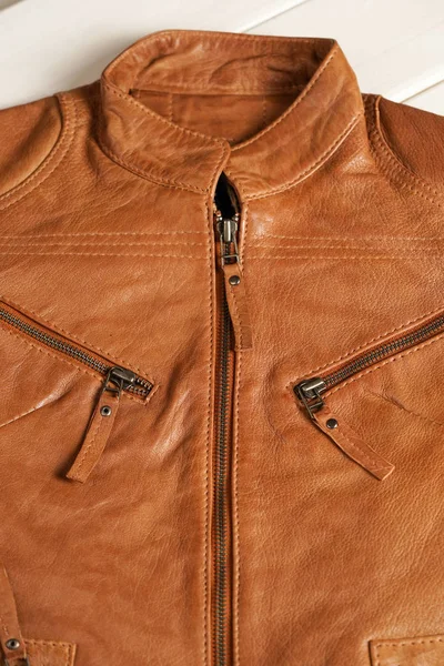 Licht bruin lederen jas. Beige kleur lederen jas op hanger. Ritsen en details op jas — Stockfoto