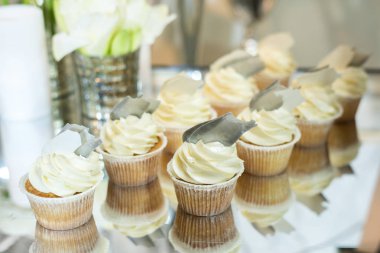 Lazer ışını bir siyah arka plan üzerinde kırmızı 