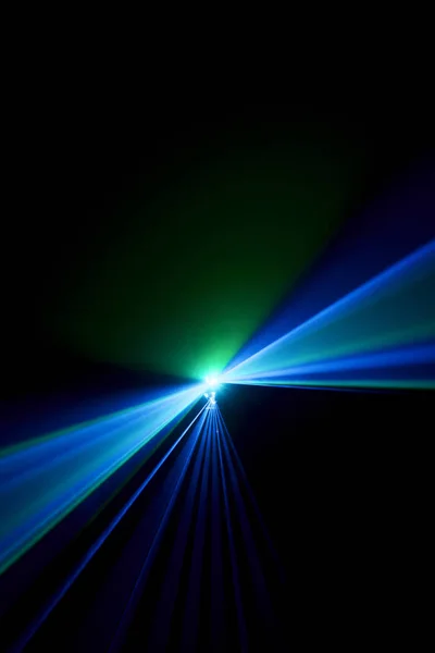 Feixe laser vermelho sobre um fundo preto — Fotografia de Stock
