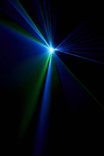 Feixe laser azul sobre um fundo preto — Fotografia de Stock